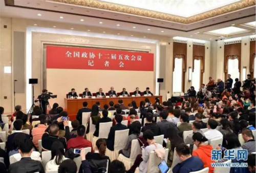 全国政协十二届五次会议记者会现场_meitu_2.jpg